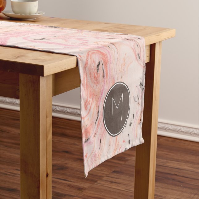 Chemin De Table Court Marbre Rose Élégant Monogramme (In Situ)