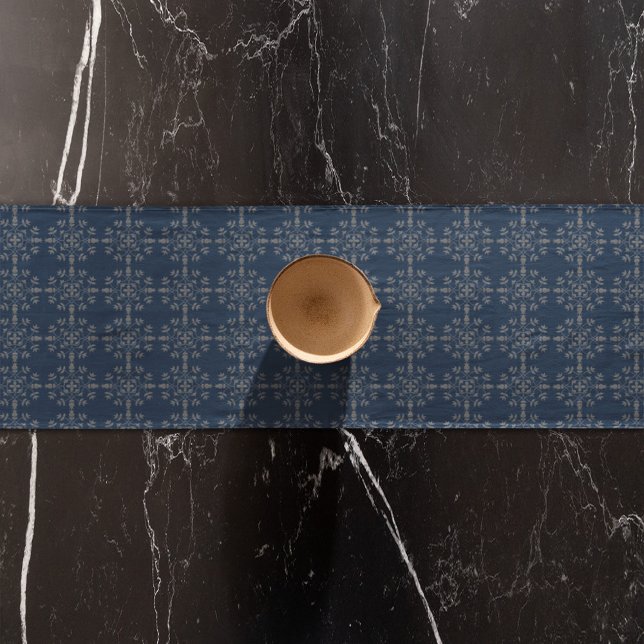 Chemin De Table Court Marine Bleu classique Silver Snowflakes Élégant Pe (Navy blue patterned silver table runner)