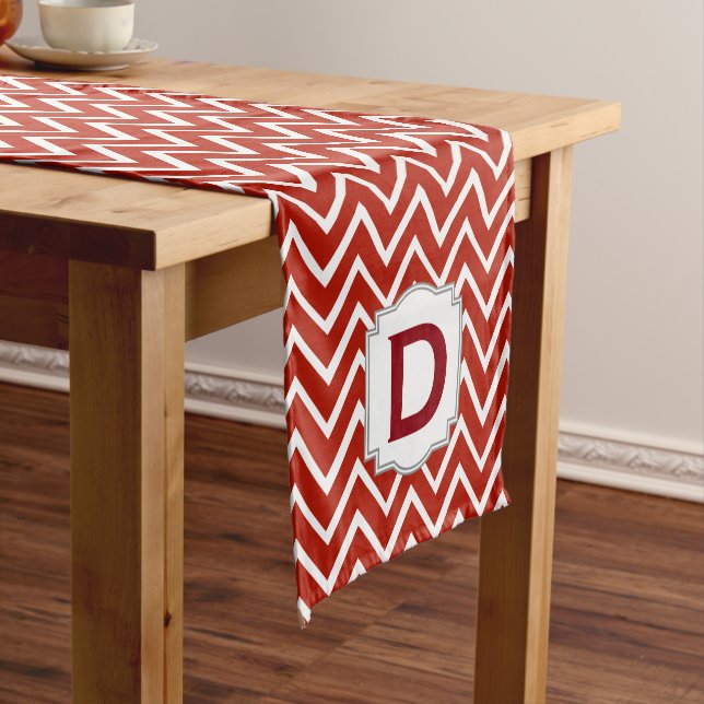 Chemin De Table Court Monogram Chevron Motif A15D customisé rouge (In Situ)