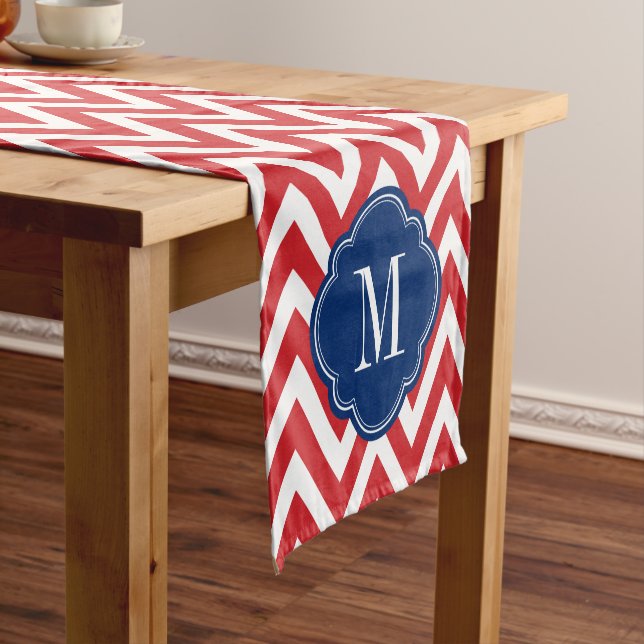 Chemin De Table Court Monogramme rouge blanc et bleu Chevron (In Situ)