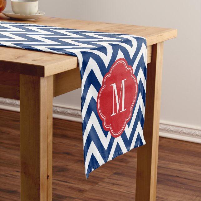 Chemin De Table Court Monogramme rouge blanc et bleu Chevron (In Situ)