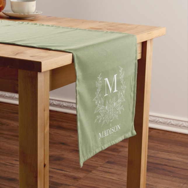 Chemin De Table Court Monogramme rustique Sage Green personnalisé initia (In Situ)
