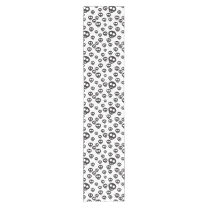 Chemin De Table Court Motif avec les crânes noirs sur le blanc