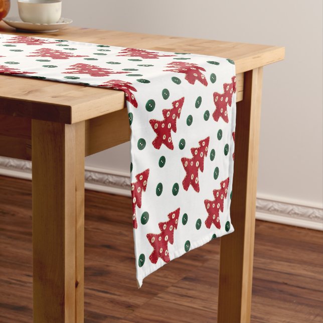 Chemin De Table Court Motif d'arbres de Noël et de boutons rouges artisa (In Situ)