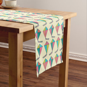 Chemin De Table Court Motif de cerf-volant rétro coloré