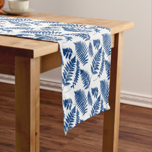 Chemin De Table Court Motif de fougères de bois, bleu de Cobalt sur blan