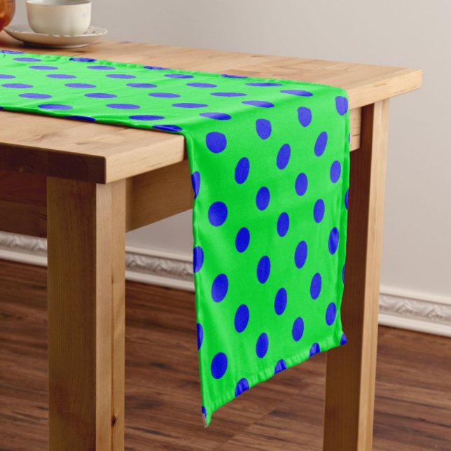 Chemin De Table Court Motif de points polka bleus sur fond vert  (Créateur téléchargé)