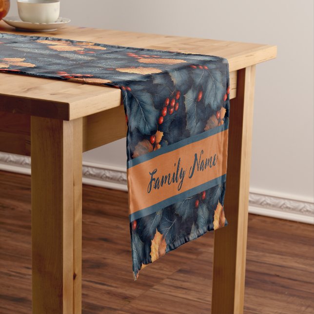 Chemin De Table Court Motif Festik Dark Blue Leaf et Berry (In Situ)