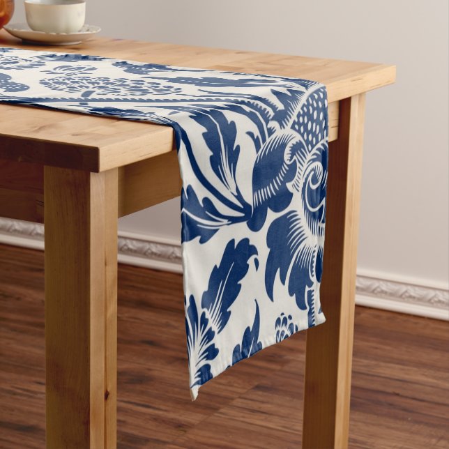 Chemin De Table Court Motif floral bleu complexe sur fond clair (In Situ)