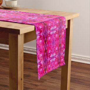 Chemin De Table Court Motif floral de pétales de rose rose vibrant