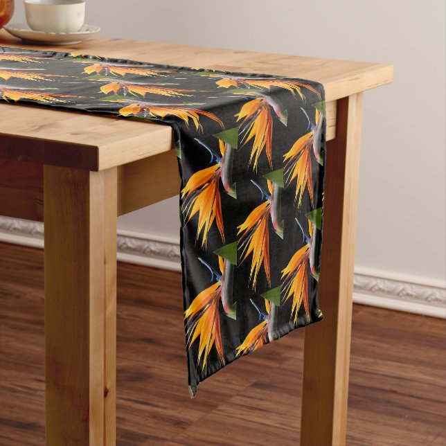Chemin De Table Court Motif Plante Orange Bird of Paradise sur Noir (In Situ)