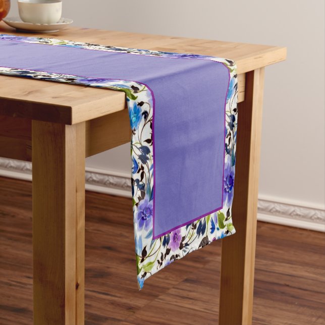 Chemin De Table Court Moyenne table fleurie violette et bleue (In Situ)