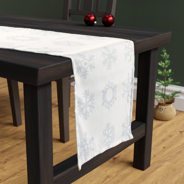 Chemin De Table Court Noël Snowflake Motif moderne Festin blanc (A festive white snowflake pattern table runner perfect for Christmas)