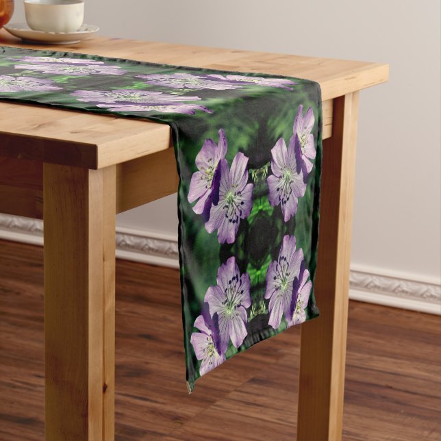 Chemin De Table Court Paire de fleurs de géranium violet Abstrait (In Situ)