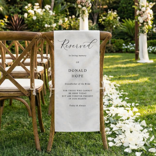 Chemin De Table Court Panneau de chaise de mariage commémoratif en tissu (White memorial chair fabric sign with elegant script on wooden ceremony chair outdoors)