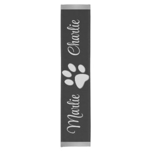 Chemin De Table Court Paw Chien Argent sur arrière - plan noir