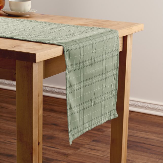 Chemin De Table Court Pine Deer Plaid - sauge vert cabincore tartan. (In Situ)