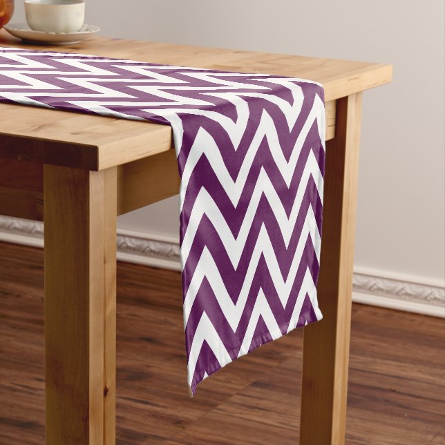 Chemin De Table Court Plum violet moderne Chevron raypes (In Situ)