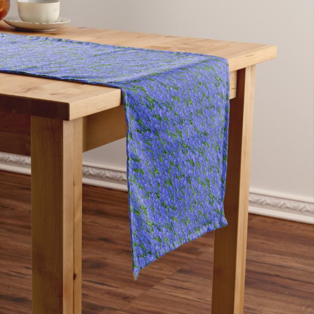 Chemin De Table Court Pretty blue muscari flowers (In Situ)