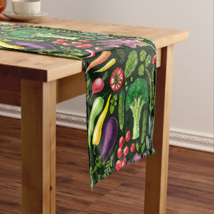 Chemin De Table Court Récolte de légumes et d'herbes sur le noir