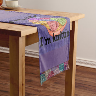 Chemin De Table Court Si je suis Sittin, je suis Knittin Table Runner