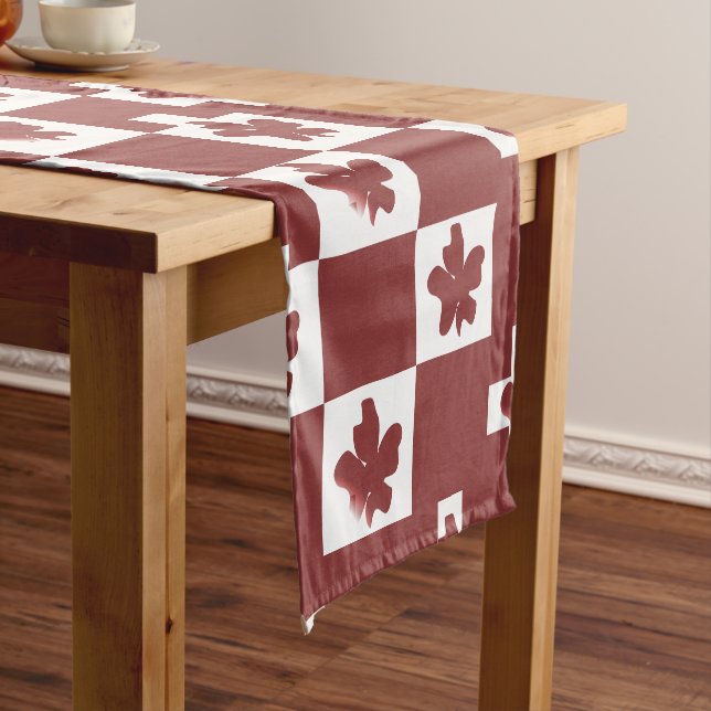 Chemin De Table Court Silhueta de flores em padrão. (In Situ)