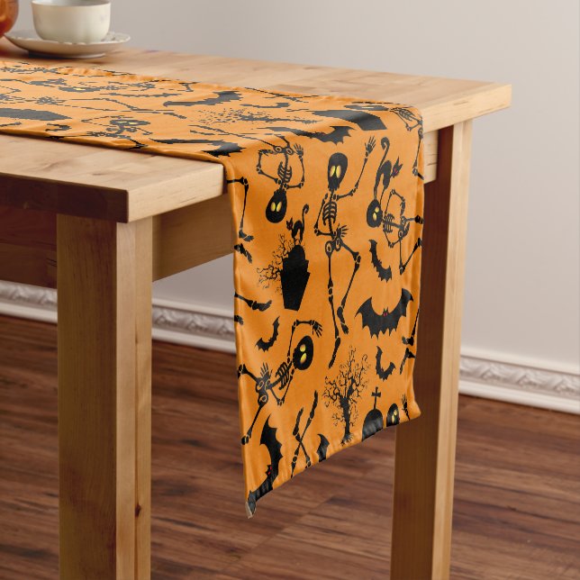 Chemin De Table Court Skeletons d'Halloween Macabre Dance (In Situ)