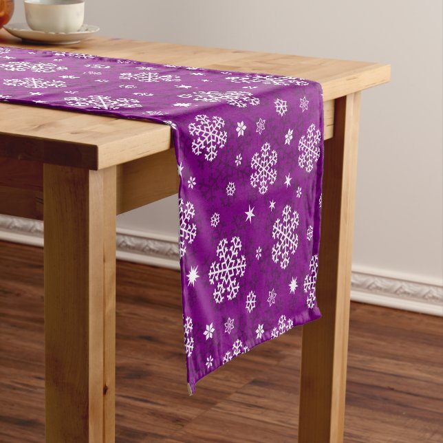 Chemin De Table Court Snowflakes Motif sur Purple (In Situ)