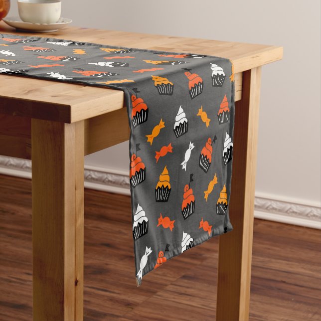Chemin De Table Court Symboles d'Halloween Bonbons et cupcakes motifs (In Situ)