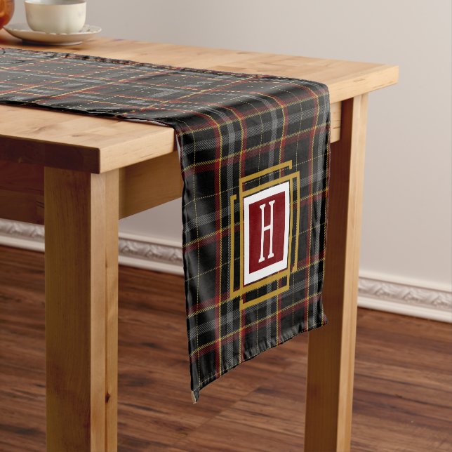 Chemin De Table Court Tartan à monogramme noir rouge et jaune (In Situ)