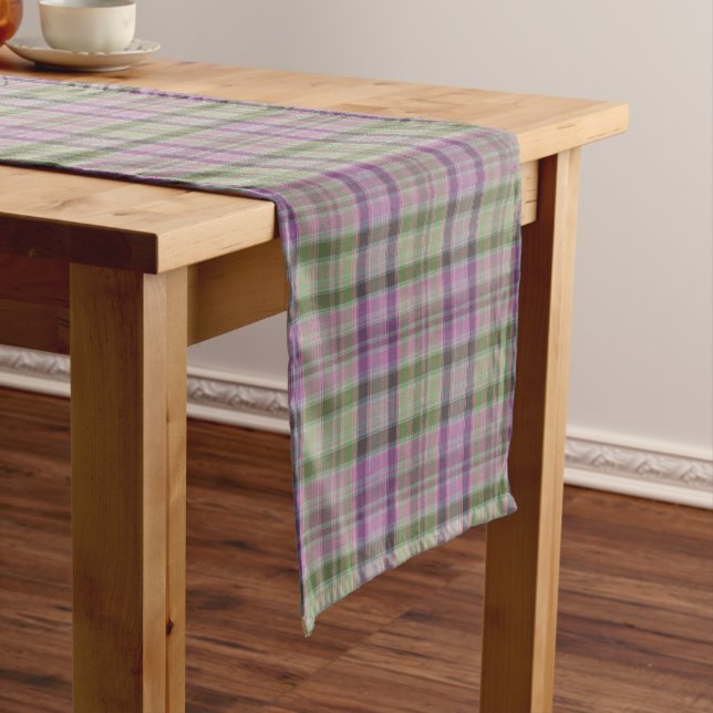 Chemin De Table Court Tartan classique vert et lilas.  (In Situ)