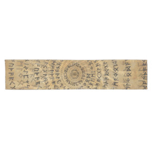 Chemin De Table Court Un art en spirale plus ancien de Futhark sur la