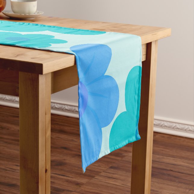 Chemin De Table Court Un design de fleurs cool ciel clair (In Situ)