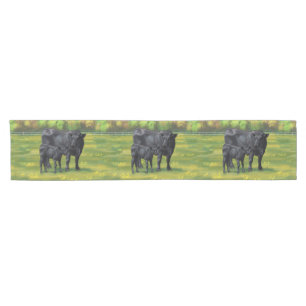 Chemin De Table Court Vache d'Angus noir et veau mou en pâturage d'été