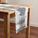 Chemin De Table Court Winter Wonderland White Christmas Table Runner<br><div class="desc">Votre table de Noël aura l'air étonnante quand elle est décorée avec ce coureur d'hiver de pays des merveilles. Ce coureur a une scène de neige, des arbres à feuillage persistant et des cerfs à queue blanche. Simple et élégant et parfait pour la cuisine de Noël blanche d'hiver et la...</div>