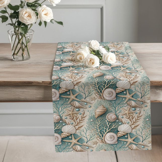 Chemin De Table Long Accents de coquillages pastel moelleux sur la tabl (Soft Pastel Coastal Table Runner Seashell Accents)
