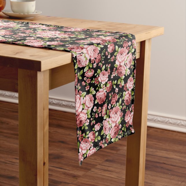 Chemin De Table Long Beau Roses à motifs floraux avec feuillage vert (In Situ)
