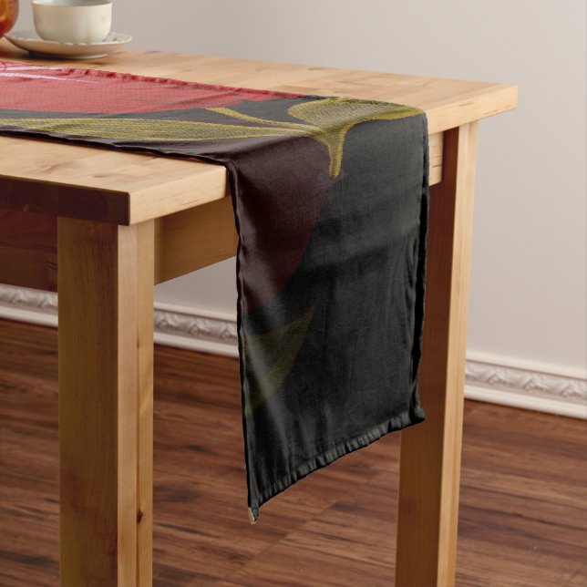Chemin De Table Long Beau Rouge translucide rose motif de broderie (In Situ)