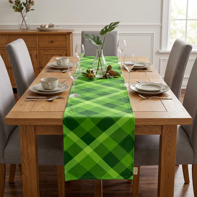 Chemin De Table Long Belle nappe à carreaux verts avec motif d'arbre (Beautiful Tree Green Plaid Large Table Runner draped over a table in a dining room.)