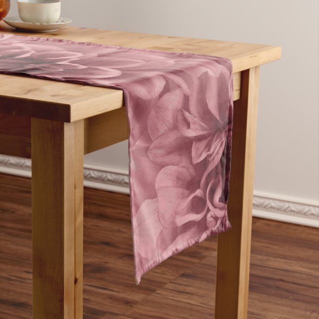 Chemin De Table Long Cluster de Fleurs de Dahlia Rose et de Mauve Lumiè (In Situ)