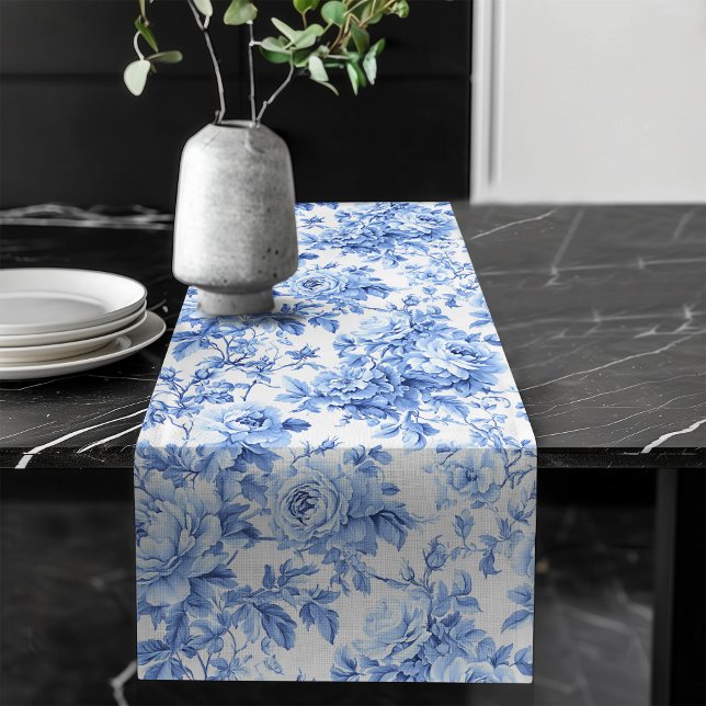 Chemin De Table Long Coureur de table floral de roses de toile français (Antique Blue French Toile Roses Floral Table Runner)