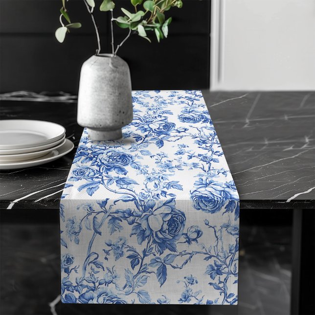 Chemin De Table Long Coureur de table floral Toile de Jouy bleue classi (Classic Blue French Toile Roses Floral Table Runner)