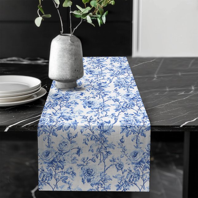 Chemin De Table Long Coureur de table floral Toile de Jouy française bl (Chic Blue French Toile Roses Floral Table Runner)