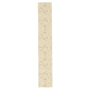 Chemin De Table Long Écharpe Dresser Dans Une Flore De Crème Avec Viole