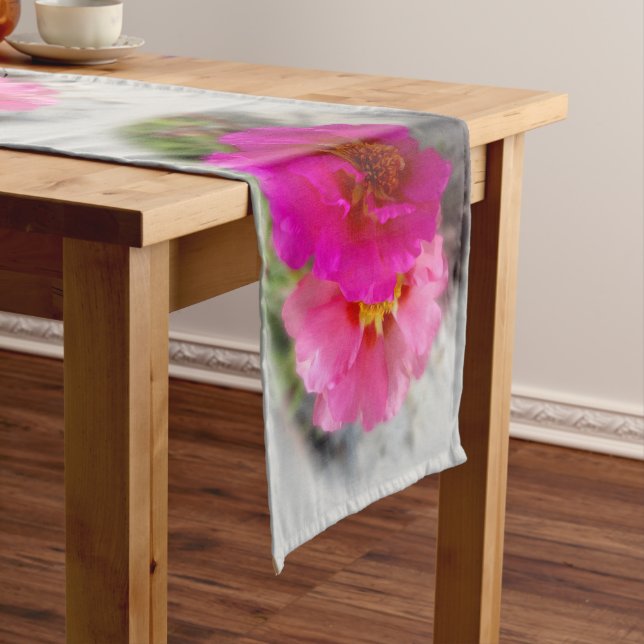 Chemin De Table Long Fleurs roses au soleil (In Situ)