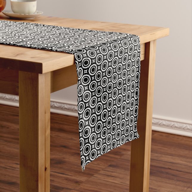 Chemin De Table Long Joli motif de cercles en zigzag noir et blanc (In Situ)