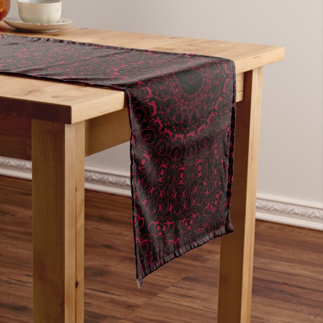 Chemin De Table Long Mandala rouge Bourgogne avec symétrie ornementale (In Situ)