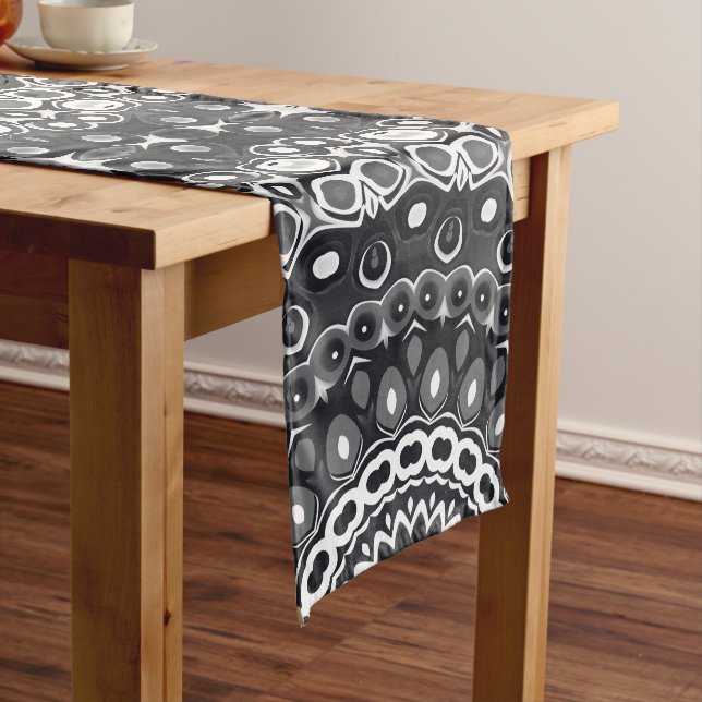 Chemin De Table Long Motif de mandala monochrome noir et blanc (In Situ)