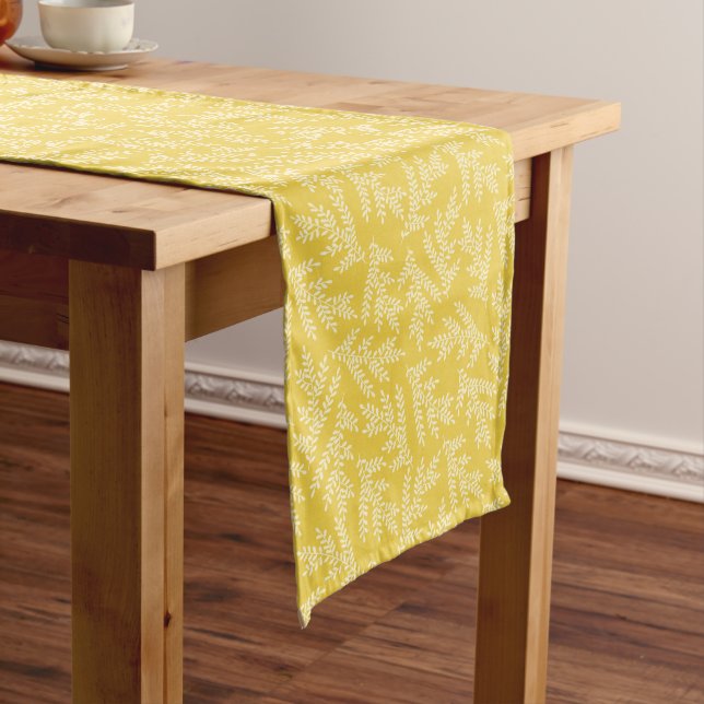 Chemin De Table Long Motif Feuille moderne de moutarde jaune (In Situ)
