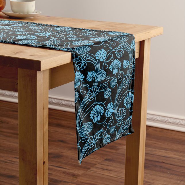 Chemin De Table Long Motif floral antique noir sur bleu (In Situ)